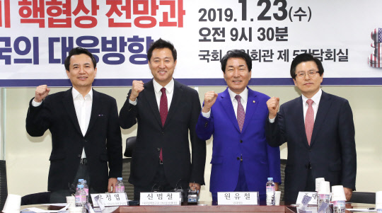 자유한국당 차기 지도부 선출을 위한 전당대회가 한달여 앞으로 다가온 23일 오전 국회 의원회관에서 열린 '미북 핵협상 전망과 한국의 대응방안' 세미나에  자유한국당 당권 유력 주자들이 참석해 기념촬영을 하고 있다. 왼쪽부터 김진태 의원, 오세훈 전 서울시장, 안상수 의원, 황교안 전 국무총리. 연합뉴스